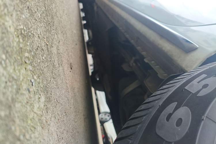 Used Buick GL8 2023 Land Executive Class Comfort Model Left Side Sill