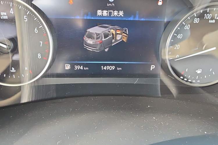 Used Buick GL8 2023 Land Executive Class Smart Enjoyment Model Odometer Close Up