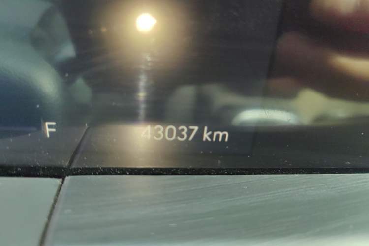 Used Buick GL8 2023 ES Lu Zun Luxury Model Odometer Close Up