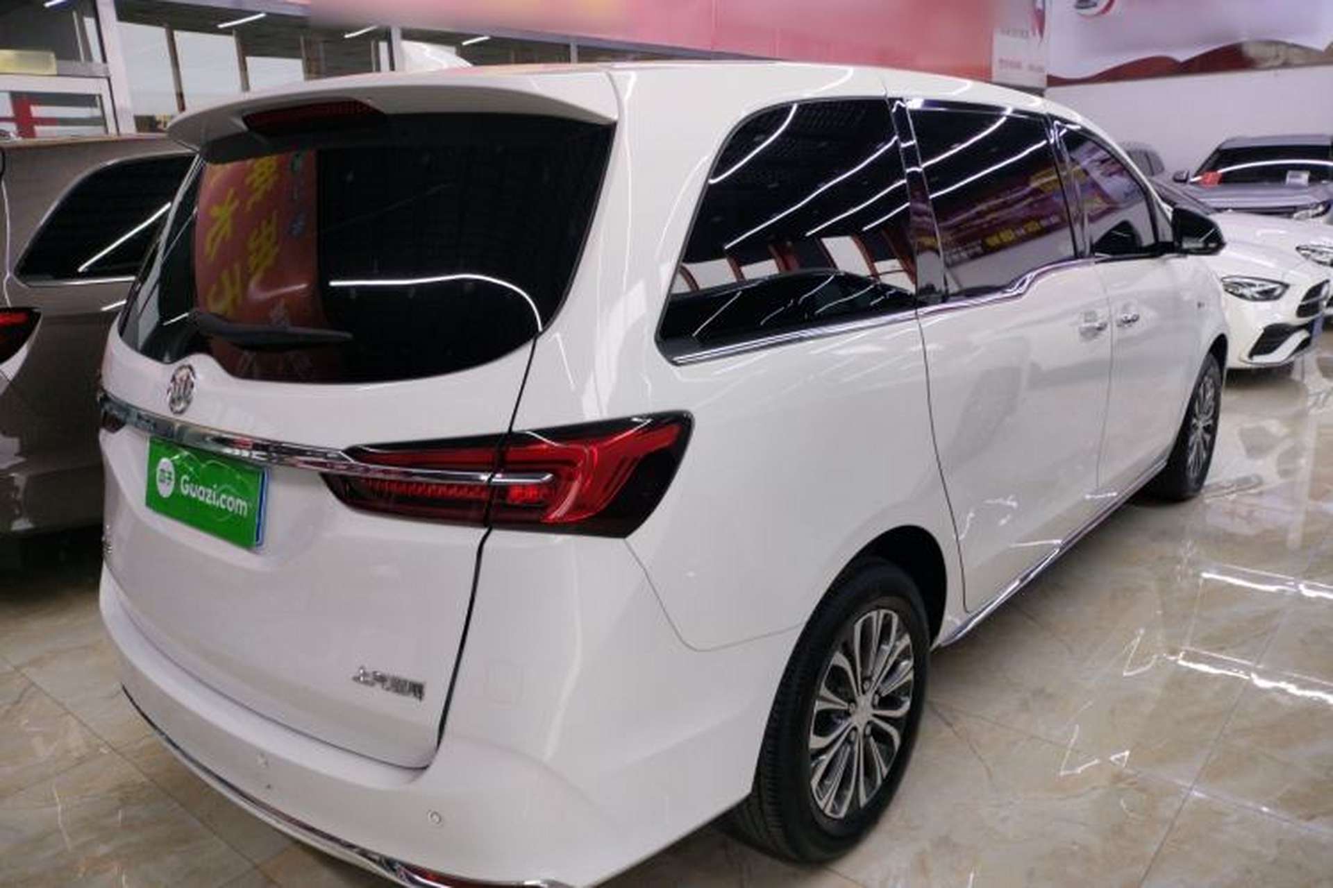 Used Buick GL8 2023 Facelifted Land Cruiser Executive Luxury Version Rear Right 45 Deg