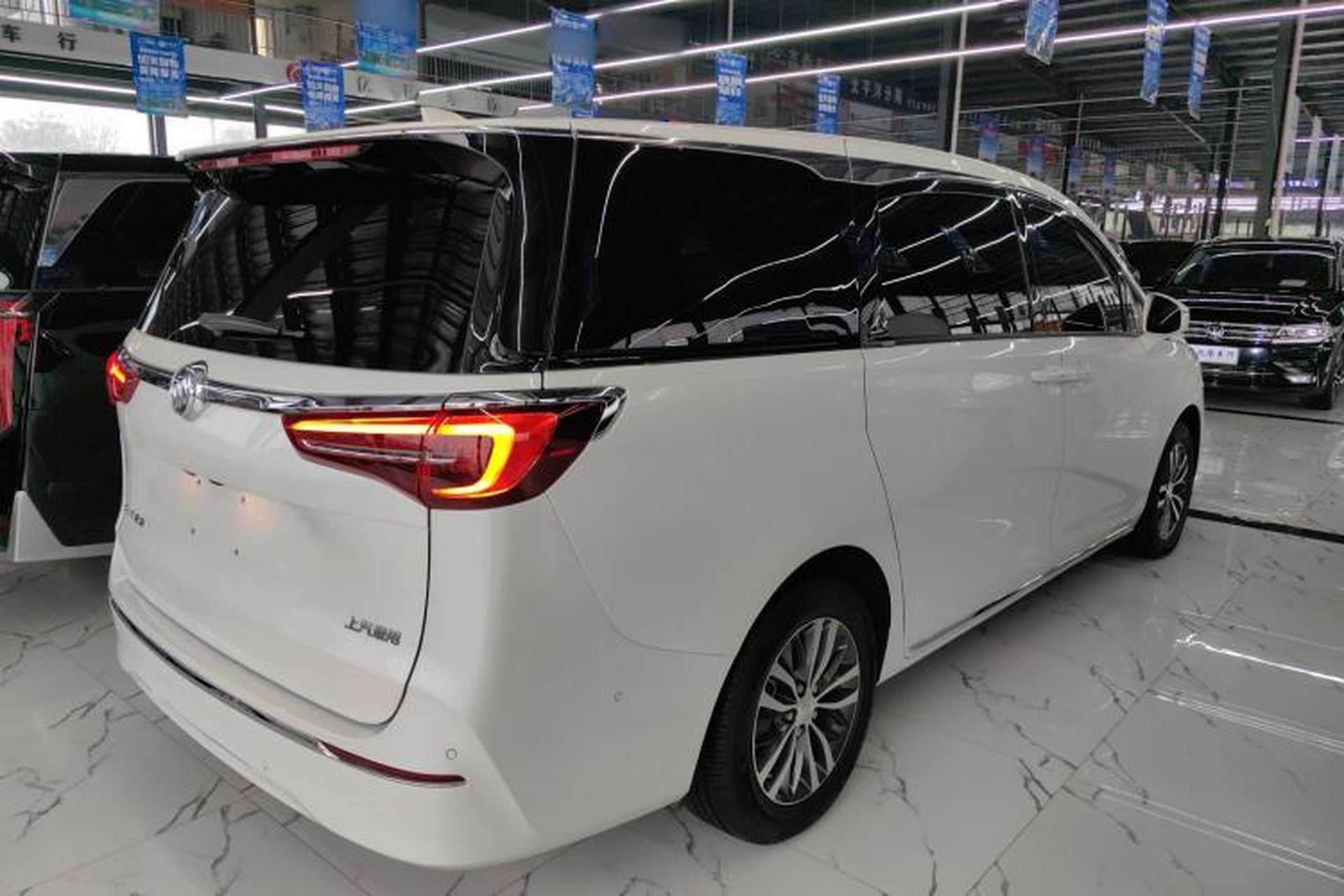 Used Buick GL8 2023 ES Lu Zun Deluxe Model Rear Right 45 Deg