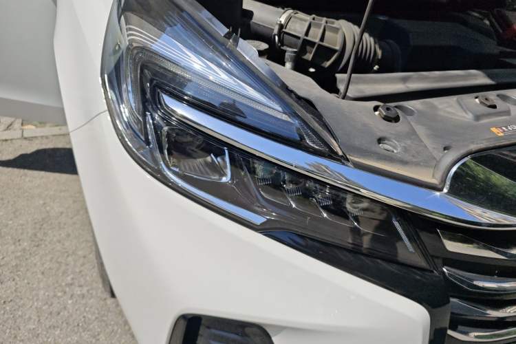 Used Buick GL8 2023 Facelifted Land Cruiser Executive Luxury Version Right Front Headlight