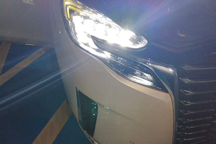 Used Buick GL8 2023 ES Lu Zun Deluxe Model Right Front Headlight