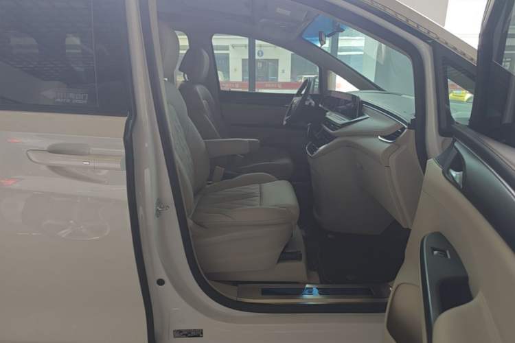 Used Buick GL8 2023 ES Lu Zun Comfort Model Right Front Seat