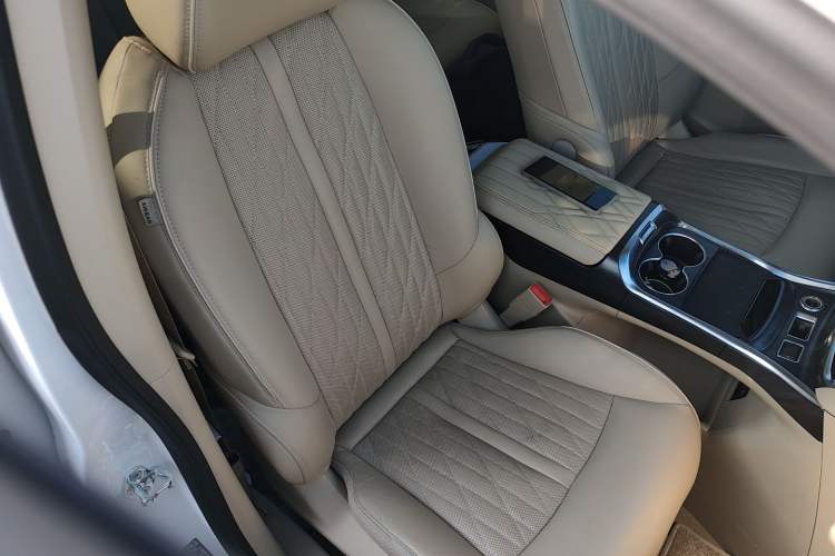 Used Buick GL8 2023 Land Executive Class Deluxe Model Right Front Seat