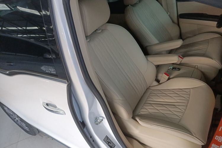 Used Buick GL8 2023 Facelifted Land Cruiser Executive Luxury Version Right Front Seat