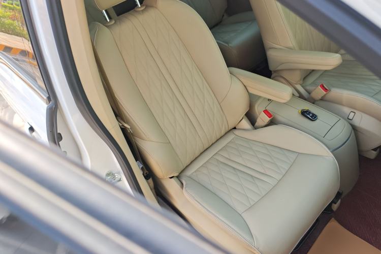 Used Buick GL8 2023 Facelifted Land Cruiser Executive Luxury Version Right Front Seat