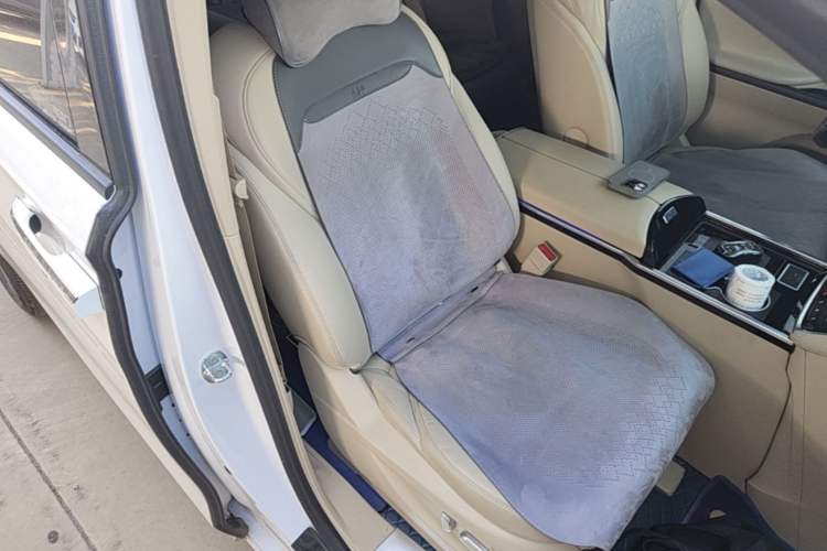 Used Buick GL8 2023 ES Lu Zun Luxury Model Right Front Seat