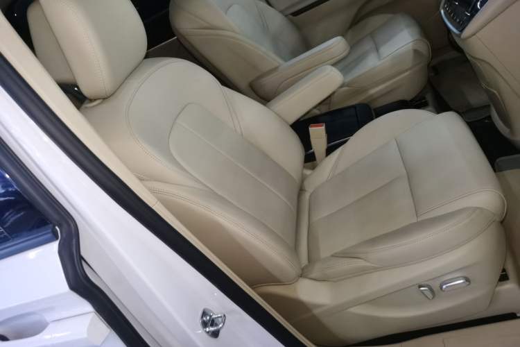 Used Buick GL8 2023 ES Lu Zun Deluxe Model Right Front Seat
