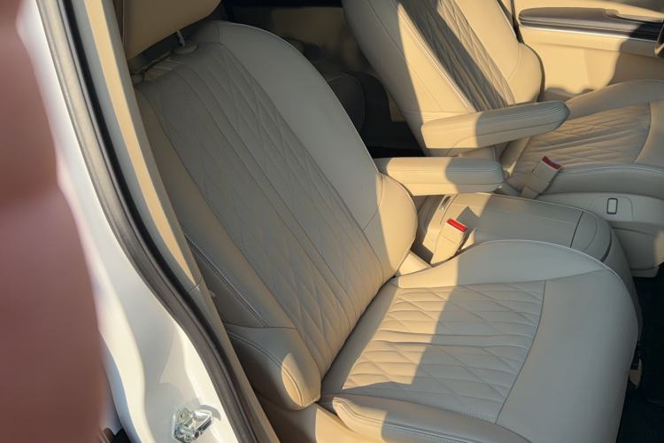 Used Buick GL8 2023 Facelifted Land Cruiser Executive Luxury Version Right Front Seat