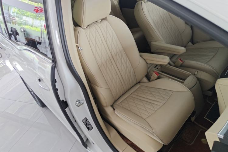 Used Buick GL8 2023 Facelifted Land Cruiser Executive Luxury Version Right Front Seat
