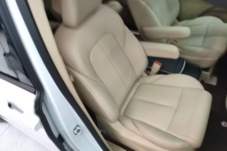 Used Buick GL8 2023 ES Lu Zun Deluxe Model Right Front Seat