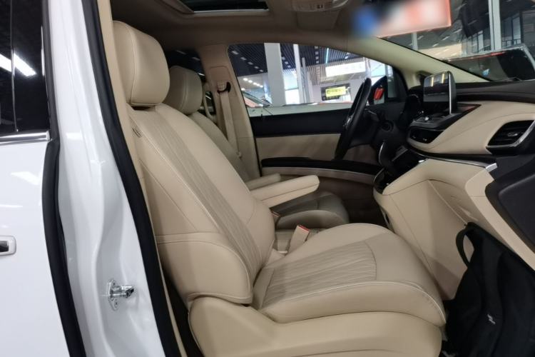 Used Buick GL8 2023 Facelifted Land Cruiser Executive Luxury Version Right Front Seat
