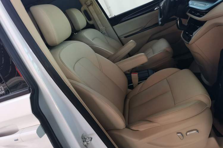 Used Buick GL8 2023 ES Lu Zun Deluxe Model Right Front Seat