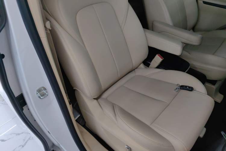 Used Buick GL8 2023 ES Lu Zun Deluxe Model Right Front Seat