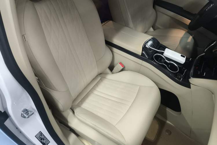 Used Buick GL8 2023 Facelifted Land Cruiser Executive Luxury Version Right Front Seat
