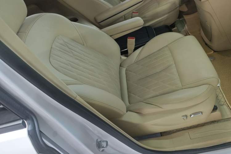 Used Buick GL8 2023 ES Lu Zun Luxury Model Right Front Seat