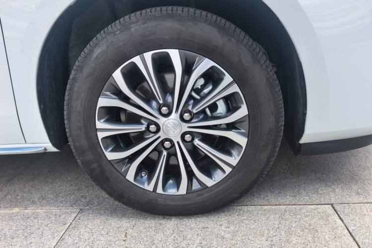 Used Buick GL8 2023 Facelifted Land Cruiser Executive Luxury Version Right Front Wheel Hub