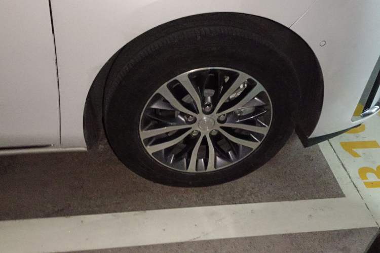 Used Buick GL8 2023 ES Lu Zun Deluxe Model Right Front Wheel Hub