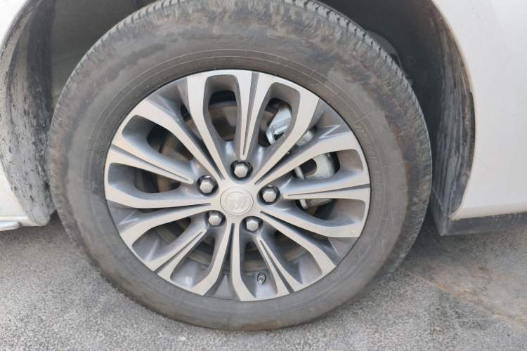 Used Buick GL8 2023 Land Executive Class Comfort Model Right Front Wheel Hub