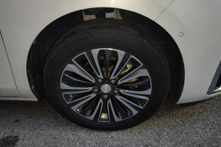 Used Buick GL8 2023 ES Lu Zun Luxury Model Right Front Wheel Hub
