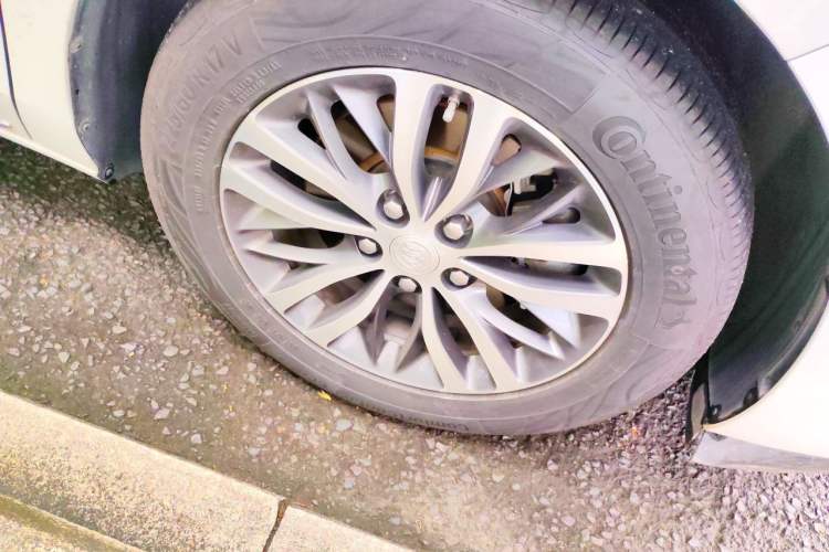 Used Buick GL8 2023 ES Lu Zun Comfort Model Right Front Wheel Hub
