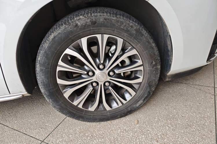 Used Buick GL8 2023 Facelifted Land Cruiser Executive Luxury Version Right Front Wheel Hub
