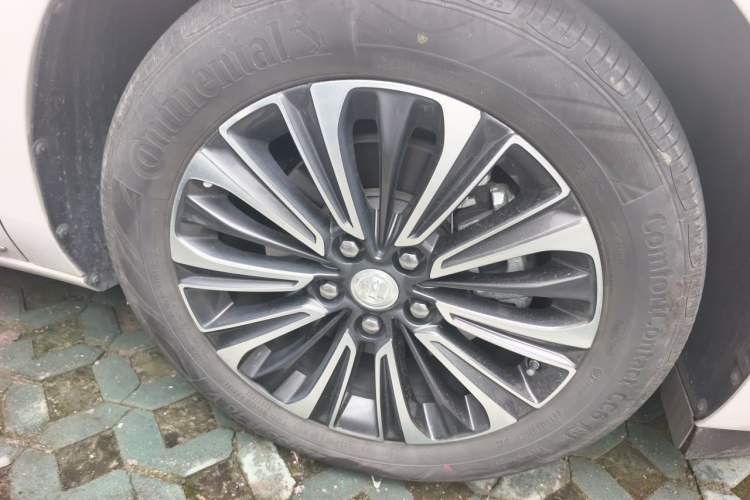 Used Buick GL8 2023 ES Lu Zun Luxury Edition and Yue Version Right Front Wheel Hub