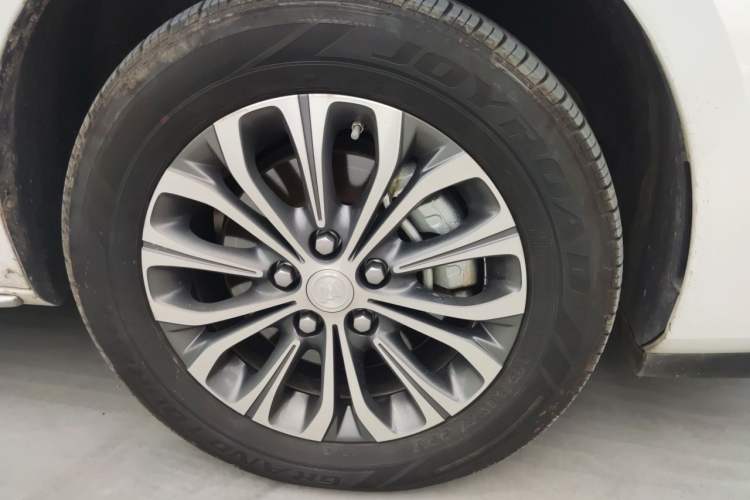Used Buick GL8 2023 Facelifted Land Cruiser Executive Luxury Version Right Front Wheel Hub
