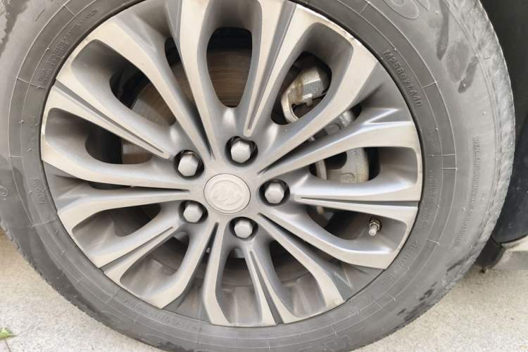 Used Buick GL8 2023 Facelifted Land Cruiser Executive Luxury Version Right Front Wheel Hub