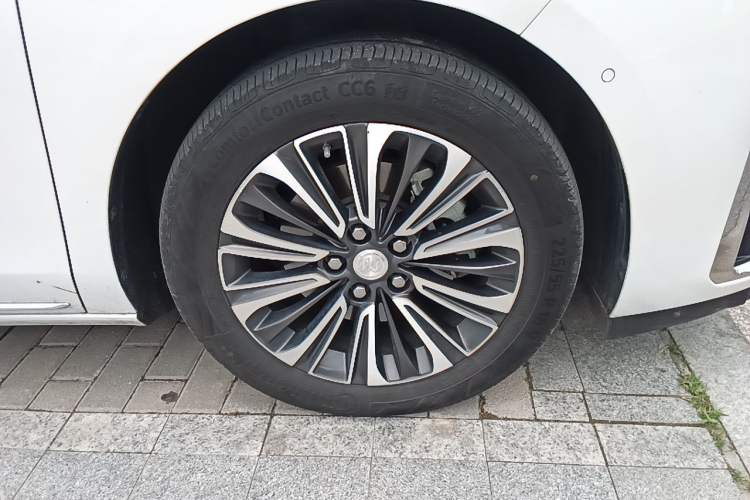 Used Buick GL8 2023 ES Lu Zun Luxury Model Right Front Wheel Hub