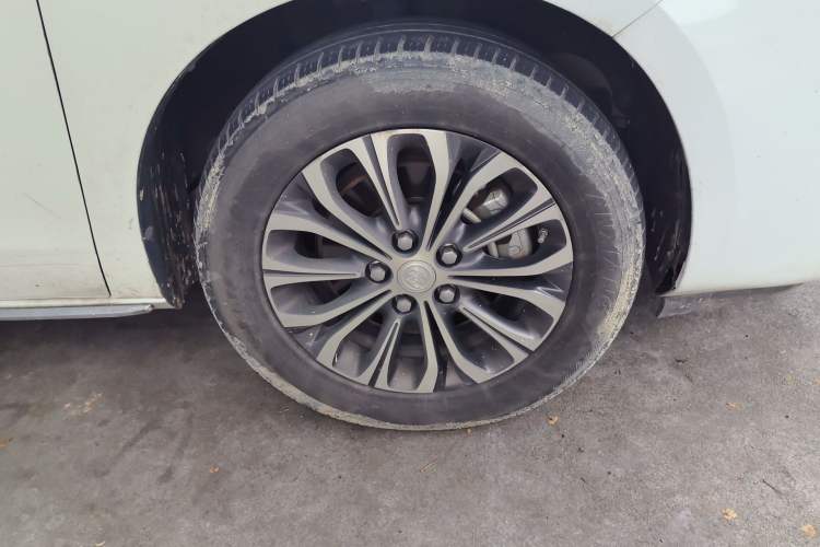 Used Buick GL8 2023 Land Executive Class Comfort Model Right Front Wheel Hub