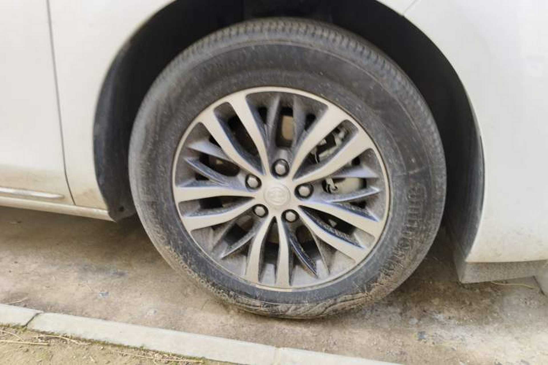 Used Buick GL8 2023 ES Lu Zun Comfort Model Right Front Wheel Hub