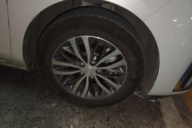 Used Buick GL8 2023 ES Lu Zun Comfort Model Right Front Wheel Hub