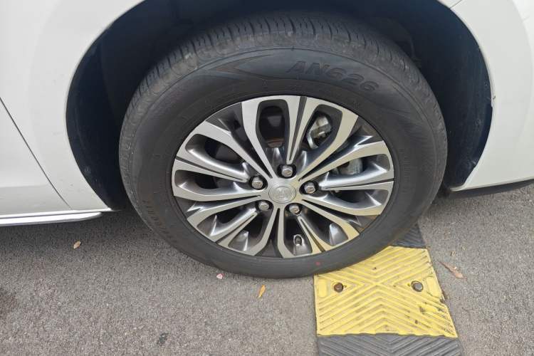 Used Buick GL8 2023 Facelifted Land Cruiser Executive Luxury Version Right Front Wheel Hub