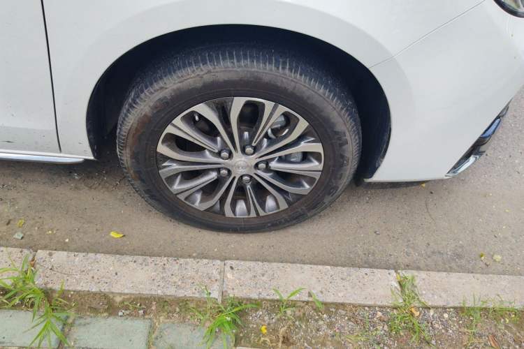 Used Buick GL8 2023 Facelifted Land Cruiser Executive Luxury Version Right Front Wheel Hub