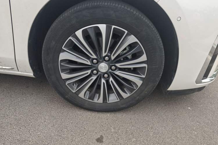 Used Buick GL8 2023 ES Lu Zun Luxury Model Right Front Wheel Hub