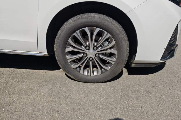 Used Buick GL8 2023 Facelifted Land Cruiser Executive Luxury Version Right Front Wheel Hub