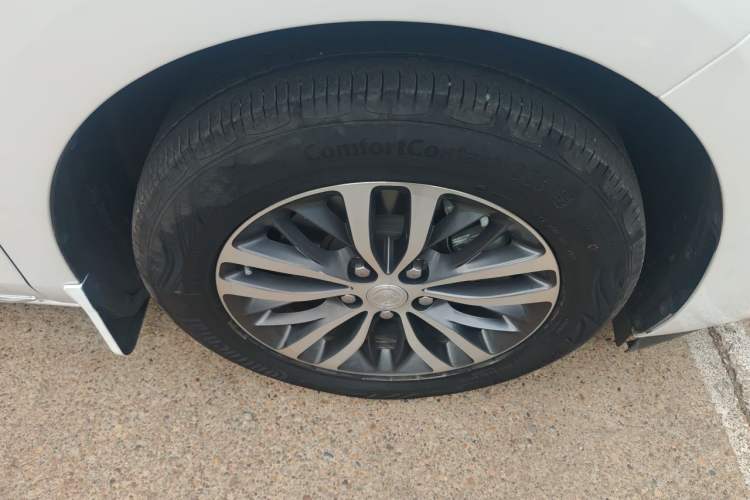 Used Buick GL8 2023 ES Lu Zun Comfort Model Right Front Wheel Hub