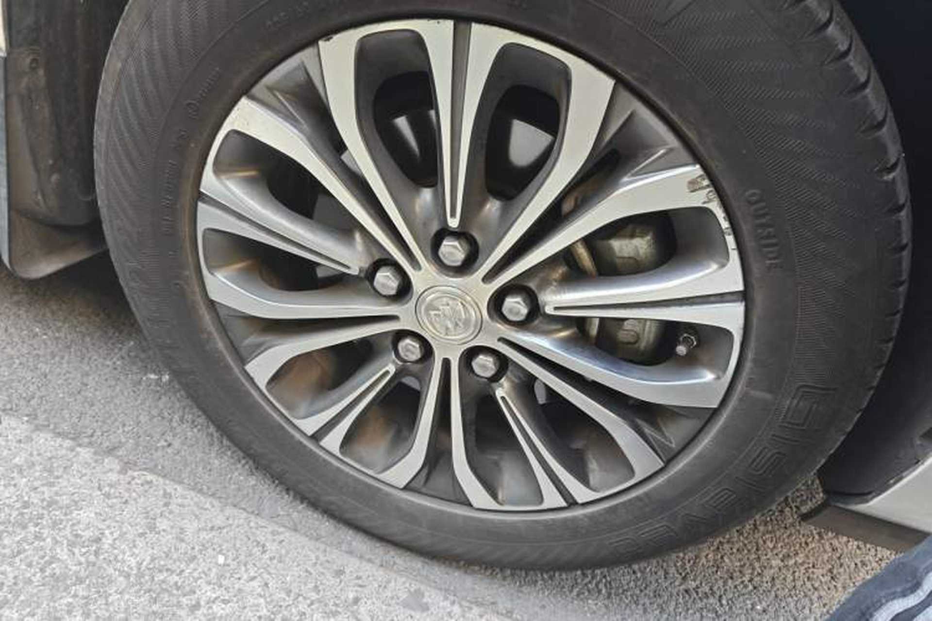 Used Buick GL8 2023 Land Executive Class 652T Luxury Model Right Front Wheel Hub