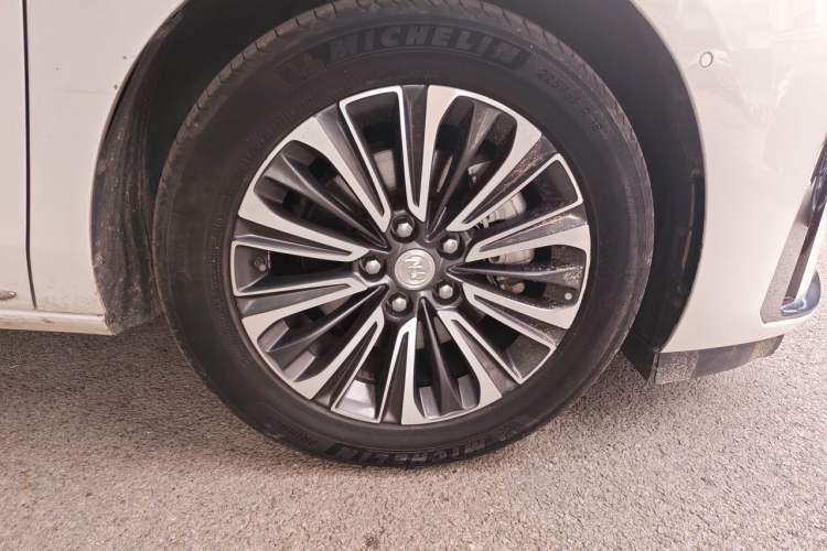 Used Buick GL8 2023 ES Lu Zun Luxury Model Right Front Wheel Hub