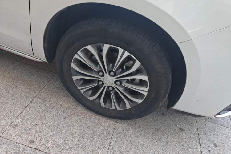 Used Buick GL8 2023 Land Executive Class Comfort Model Right Front Wheel Hub