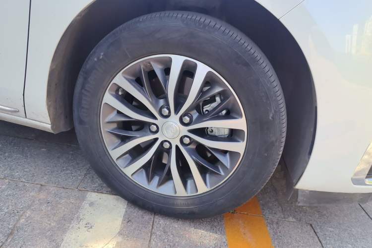 Used Buick GL8 2023 ES Lu Zun Comfort Model Right Front Wheel Hub