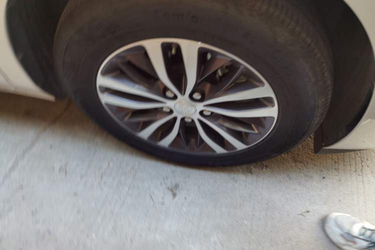 Used Buick GL8 2023 ES Lu Zun Comfort Model Right Front Wheel Hub