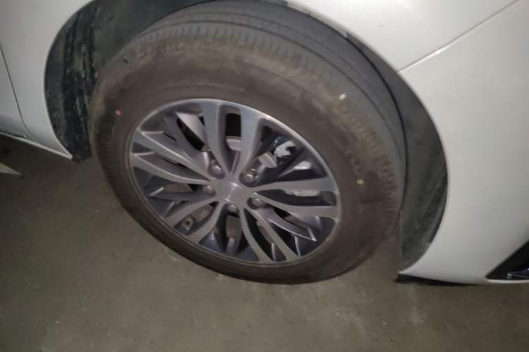Used Buick GL8 2023 ES Lu Zun Comfort Model Right Front Wheel Hub
