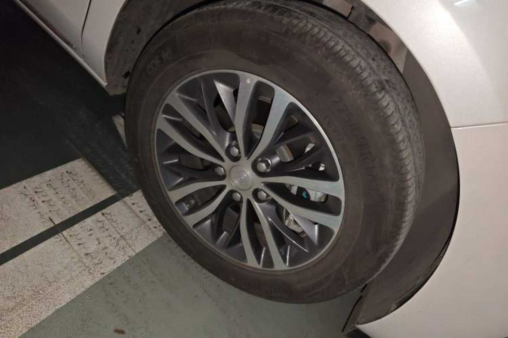Used Buick GL8 2023 ES Lu Zun Comfort Model Right Front Wheel Hub