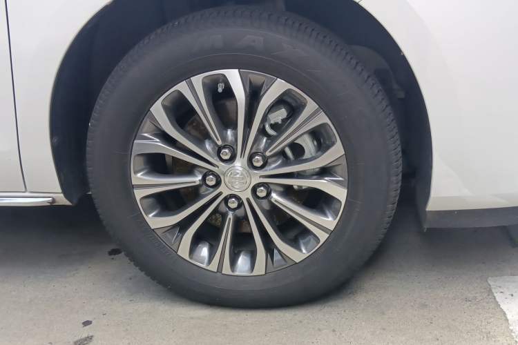 Used Buick GL8 2023 Facelifted Land Cruiser Executive Luxury Version Right Front Wheel Hub