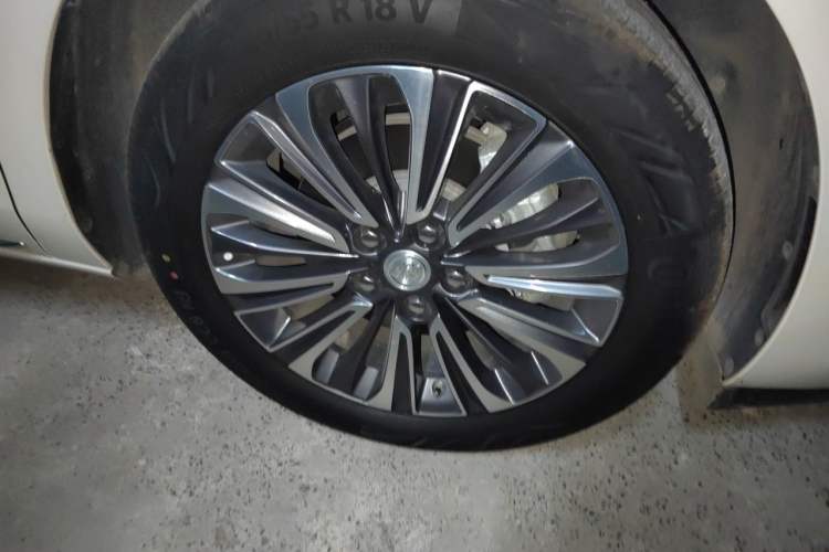 Used Buick GL8 2023 ES Lu Zun Luxury Model Right Front Wheel Hub