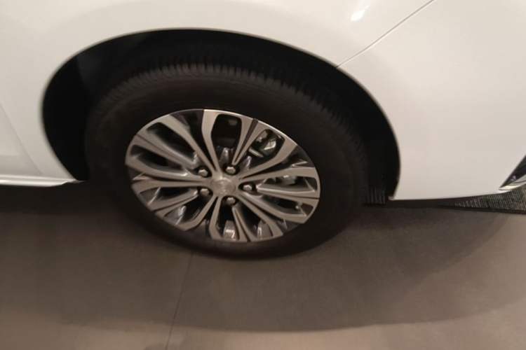 Used Buick GL8 2023 Land Executive Class Comfort Model Right Front Wheel Hub