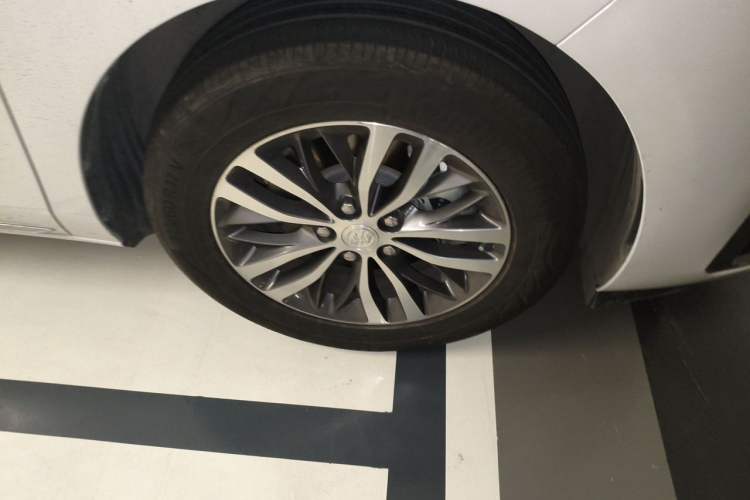Used Buick GL8 2023 ES Lu Zun Comfort Model Right Front Wheel Hub
